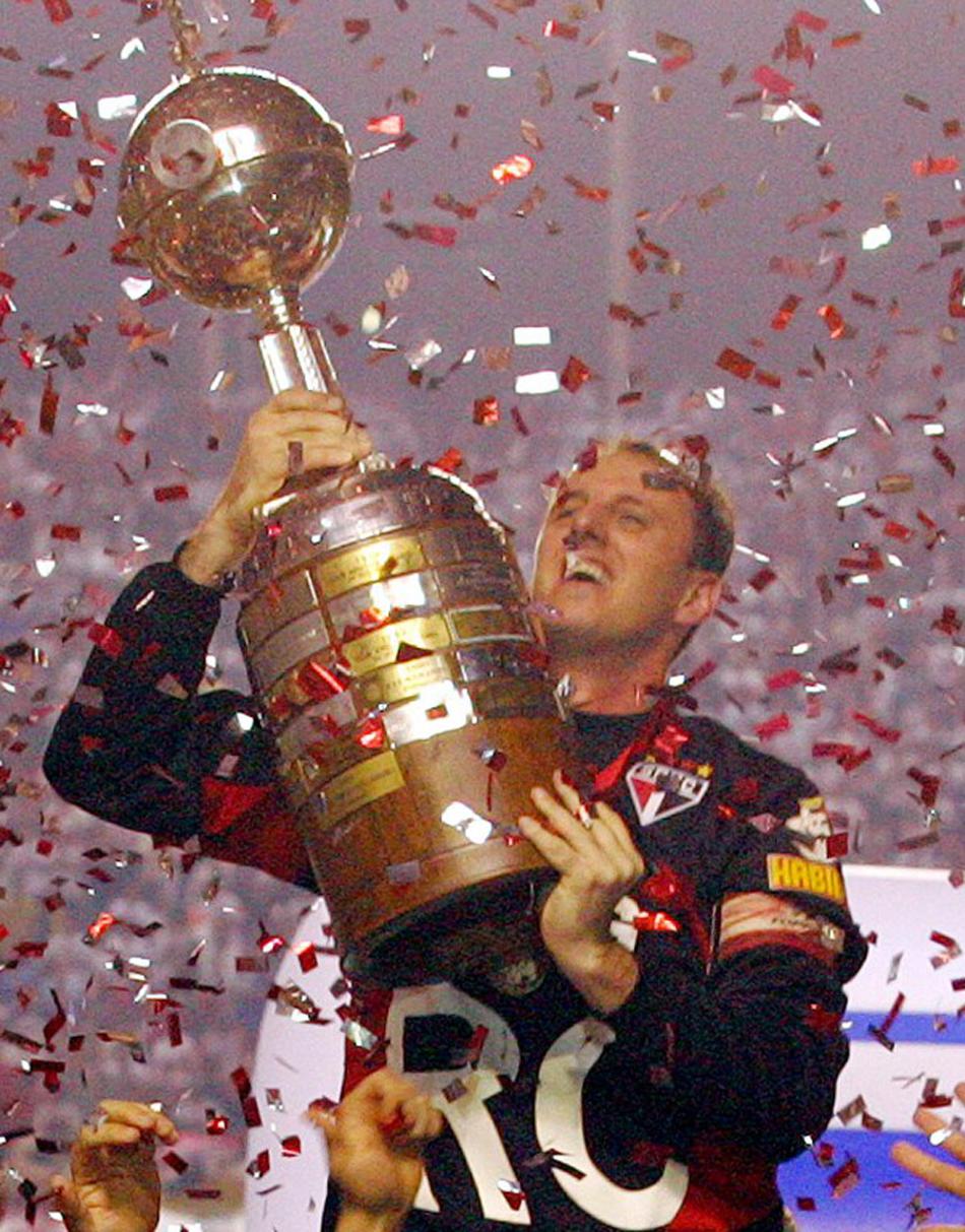 Rogério Ceni lança bonecos em sua homenagem no CT da Barra Funda