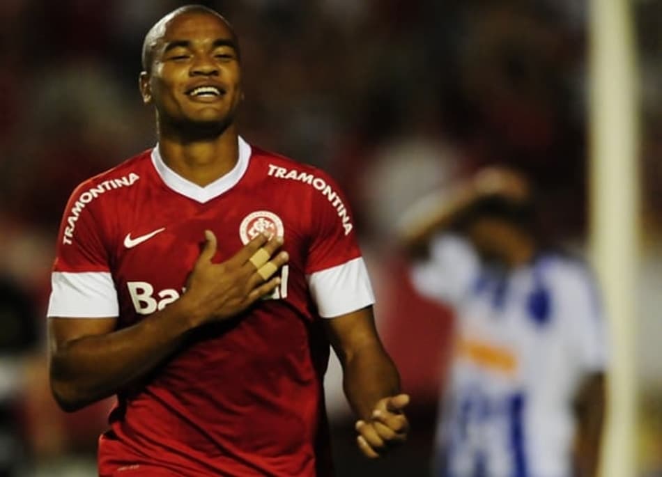 Sem jogar, zagueiro deve trocar o Internacional por time grego