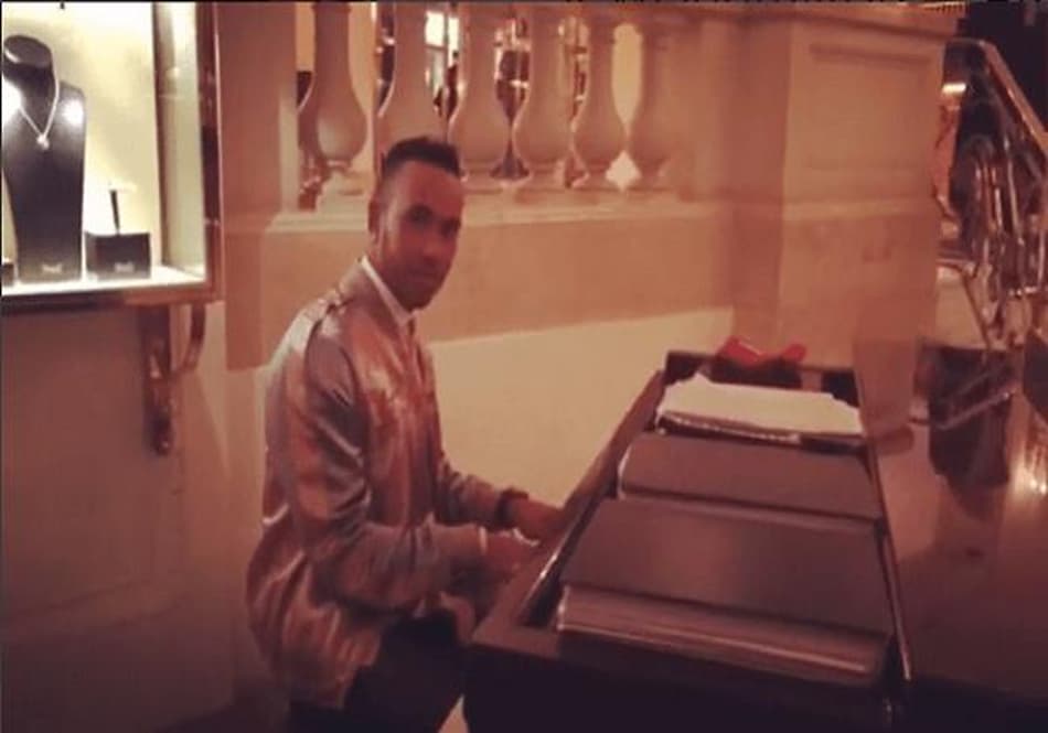 Fora de Campo! Lewis Hamilton mostra talento no piano