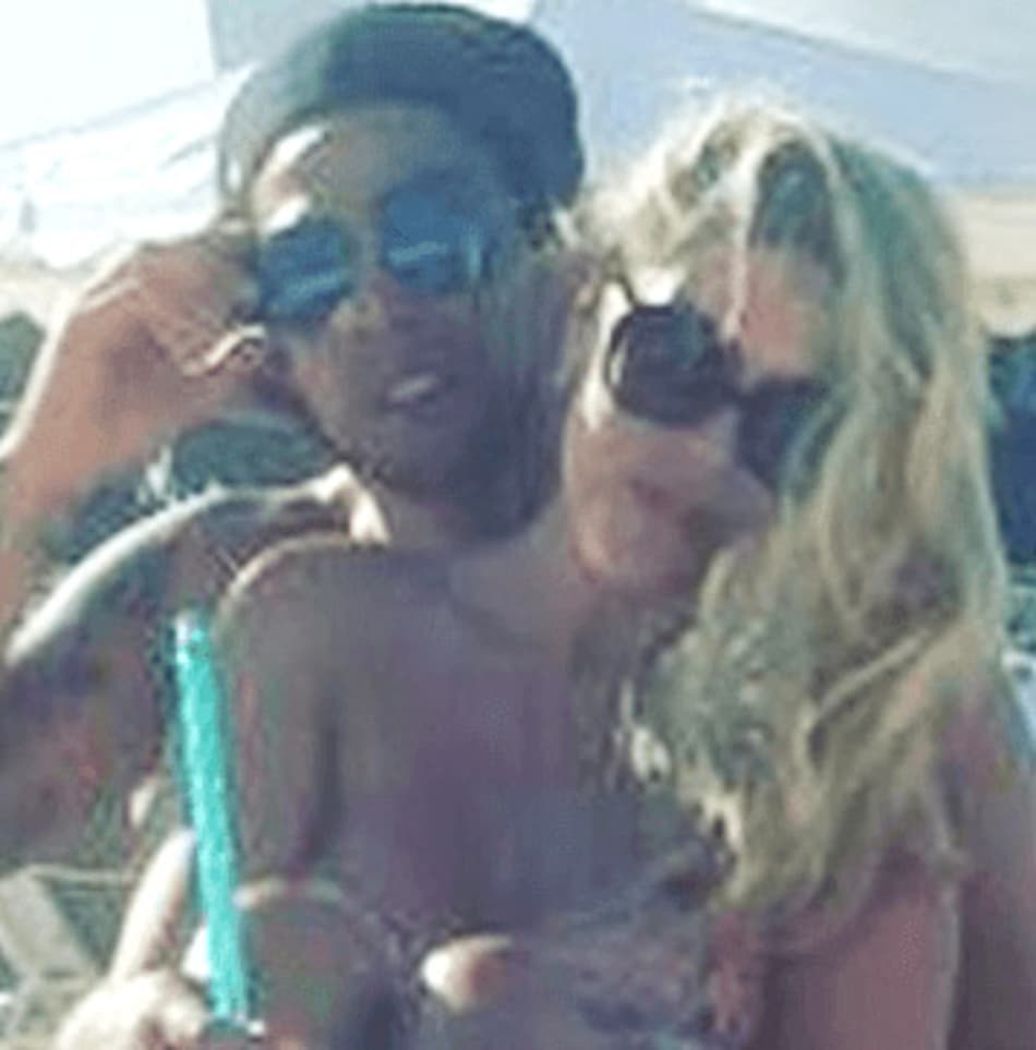 Esposa de jogador posta foto e 'dibra' fãs na internet. Descubra quem é!