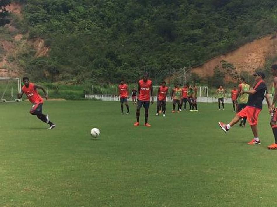 Flamengo faz treino tático com duas novidades no time titular