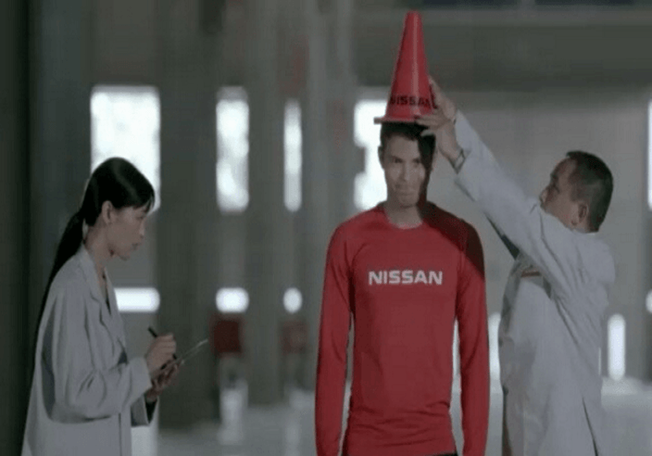 Thiago Silva faz desafio do cone com Iniesta