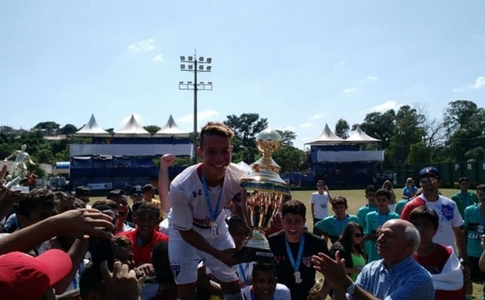 Sub-15 é campeão; juvenil perde, mas volante é eleito melhor do torneio
