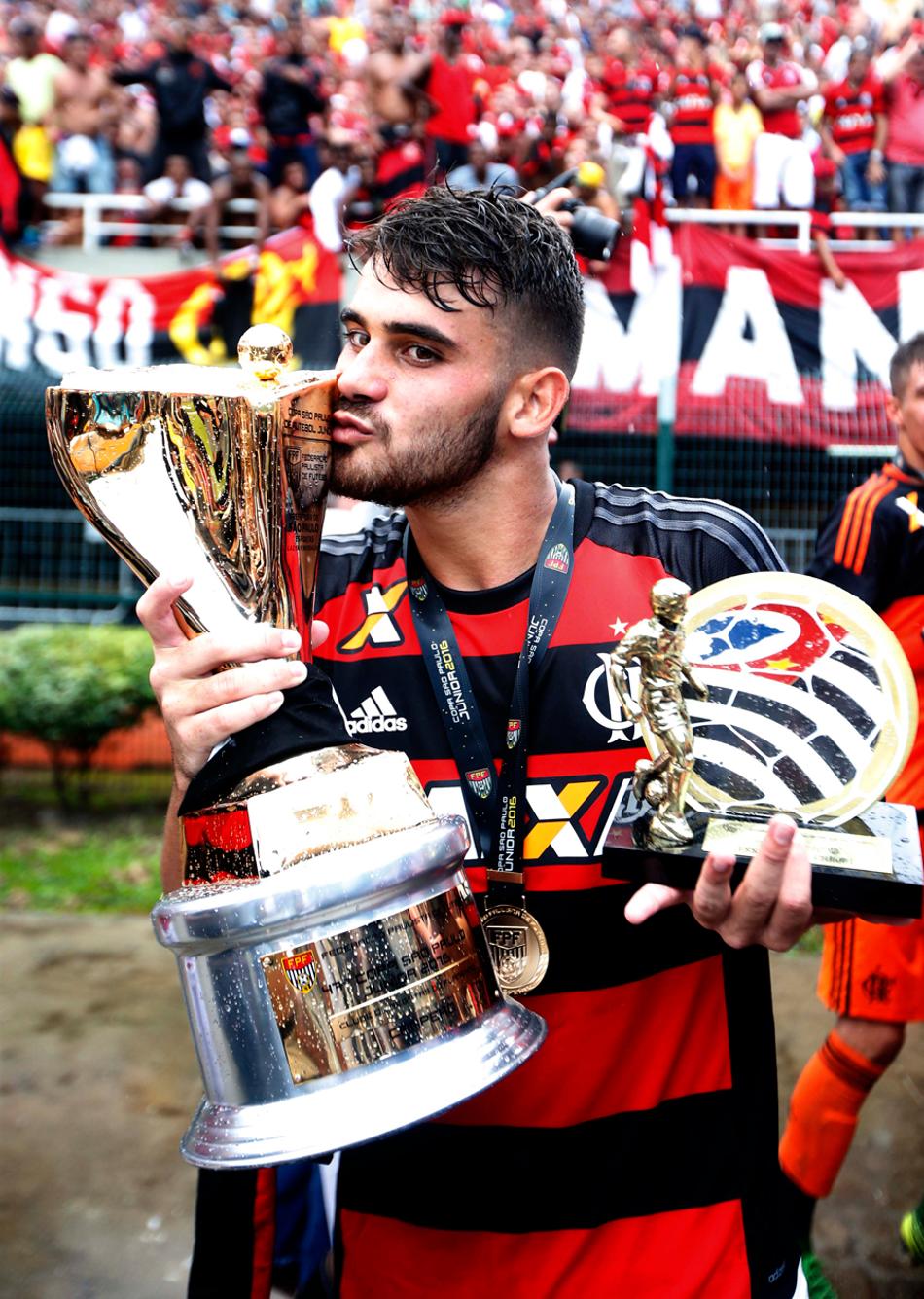 Melhor jogador da Copinha, Vizeu espera chance nos profissionais do Fla: ‘Estou pronto’