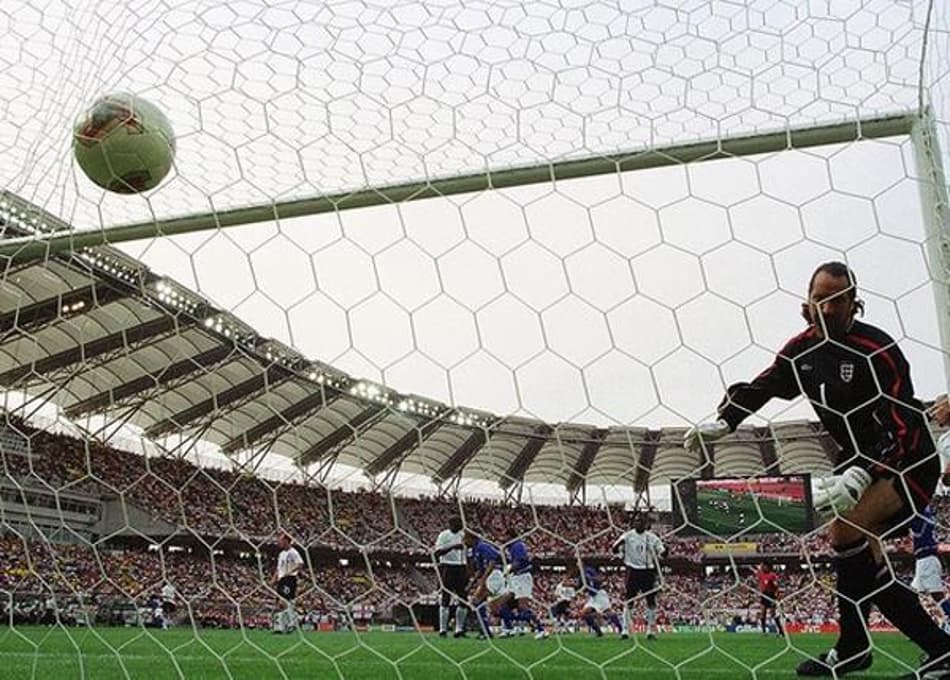 Por baixo da barreira, três dedos, no ângulo…Veja dez incríveis gols de falta que marcaram o futebol