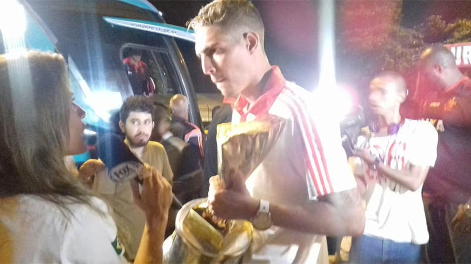 Torcida do Flamengo faz festa na volta de campeões da Copinha ao Rio