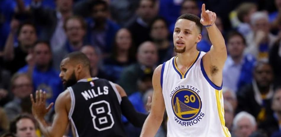 Curry brilha, Warriors atropela Spurs e abre vantagem no Oeste