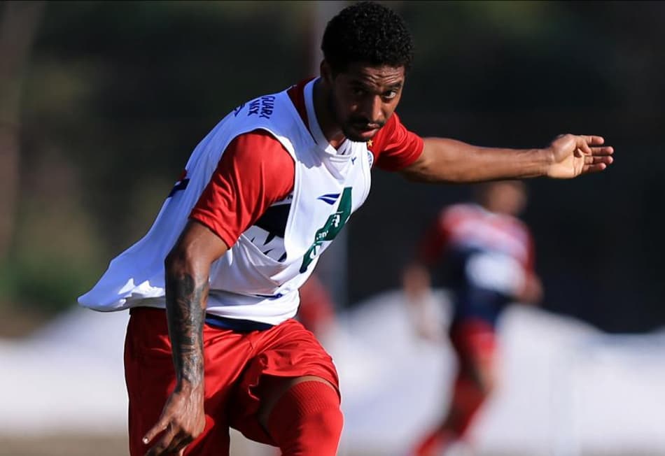 Com contrato próximo do fim, lateral do Bahia treina à parte e espera definir futuro em breve