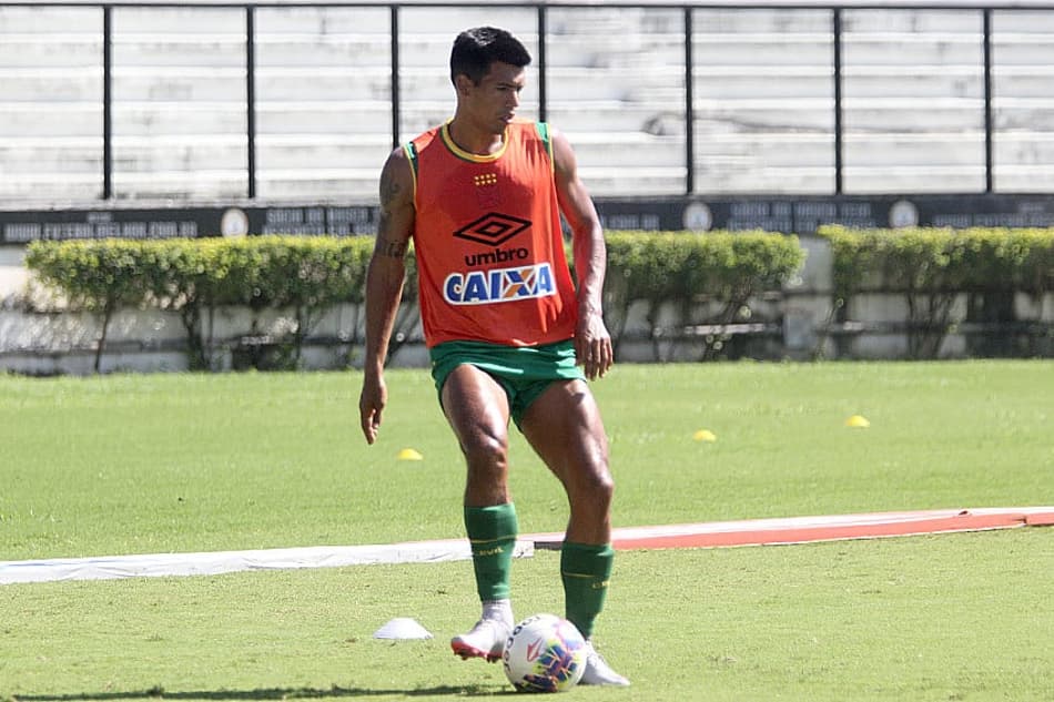 Questionado pela torcida, Julio dos Santos lidera estatísticas no Vasco
