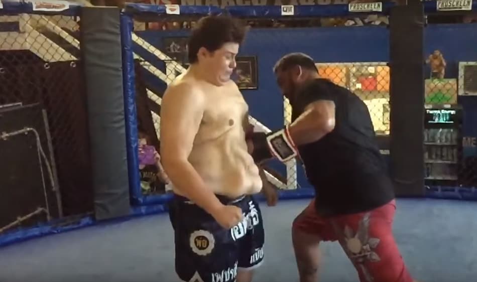 Mark Hunt soca barriga de lutador "gordinho" em brincadeira realizada na Austrália (FOTO: Reprodução)