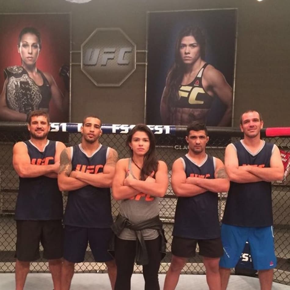 Claudia Gadelha posa com equipe no TUF 23 (FOTO: Reprodução)