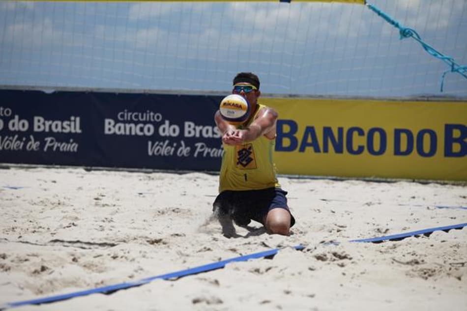 Fernandão pode enfrentar o irmão Fábio Luiz na final da etapa carioca (Foto: Paulo Frank/CBV)