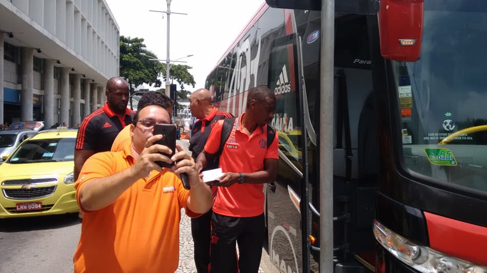 Em meio a selfies com torcedores, Fla adota humildade na volta ao Rio