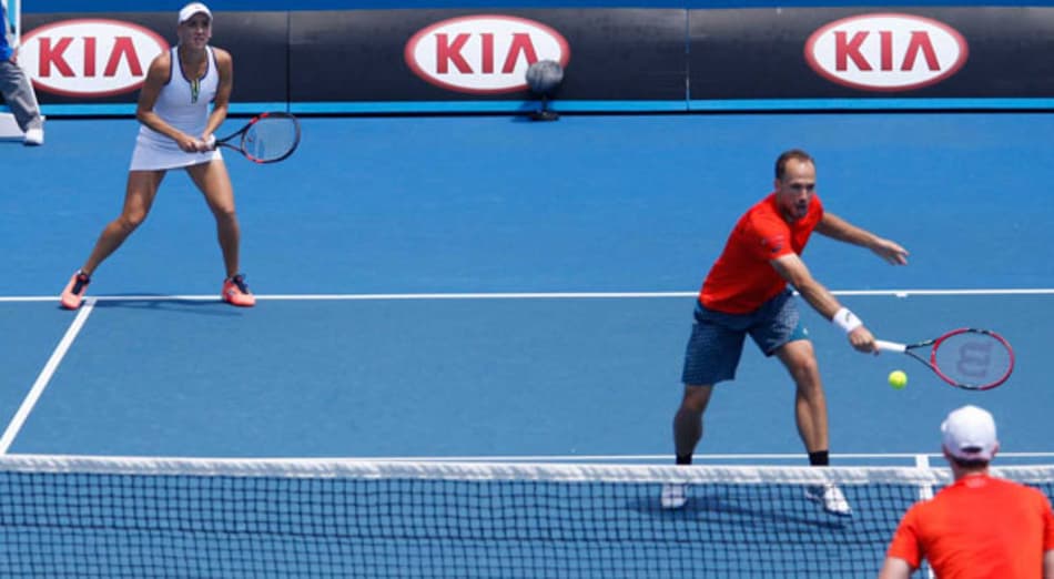 Bruno perde para Hingis/Paes e para nas quartas das mistas em Paris