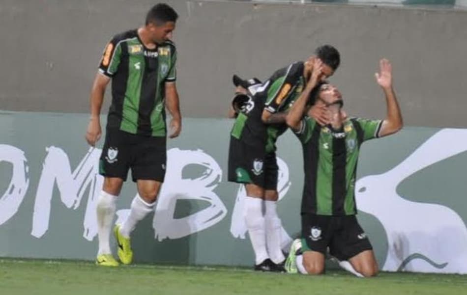 Revelação do América-MG comemora gol na estreia na Primeira Liga
