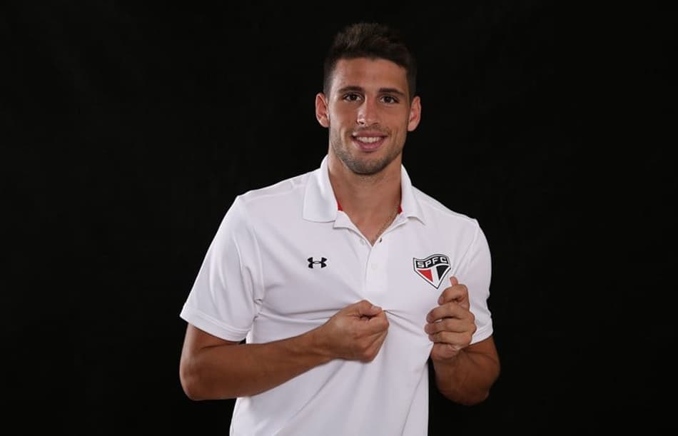 São Paulo anuncia contratação do centroavante Jonathan Calleri