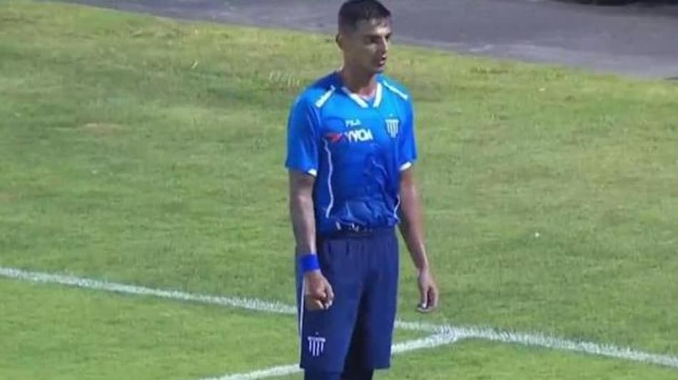 Lateral do Avaí recebe dois cartões amarelos e não é expulso em jogo contra o Grêmio