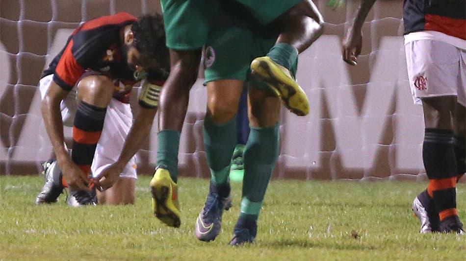 Wallace no olho do furacão: xingado pela torcida e elogiado por Muricy