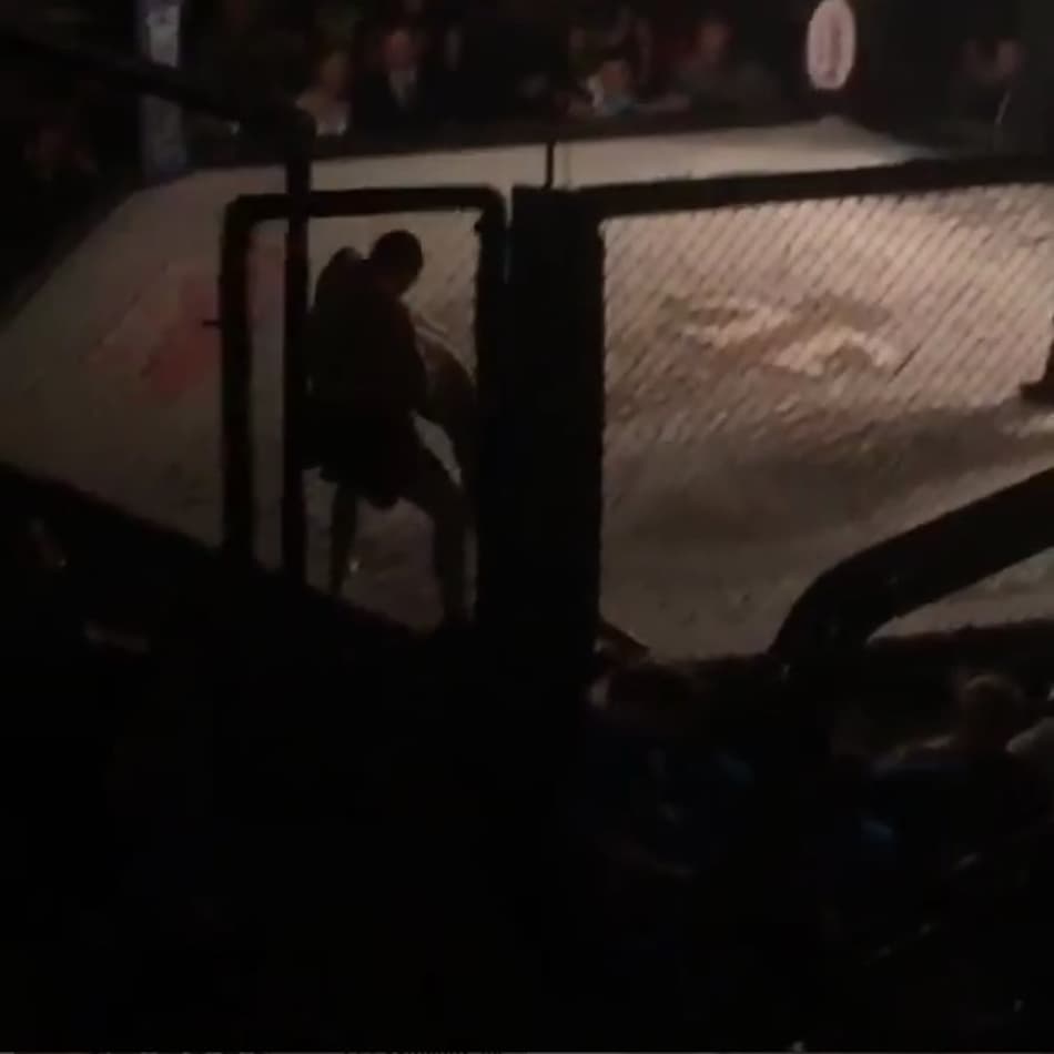 Grade cede em luta de MMA e deixa atleta lesionado nos EUA. Assista!