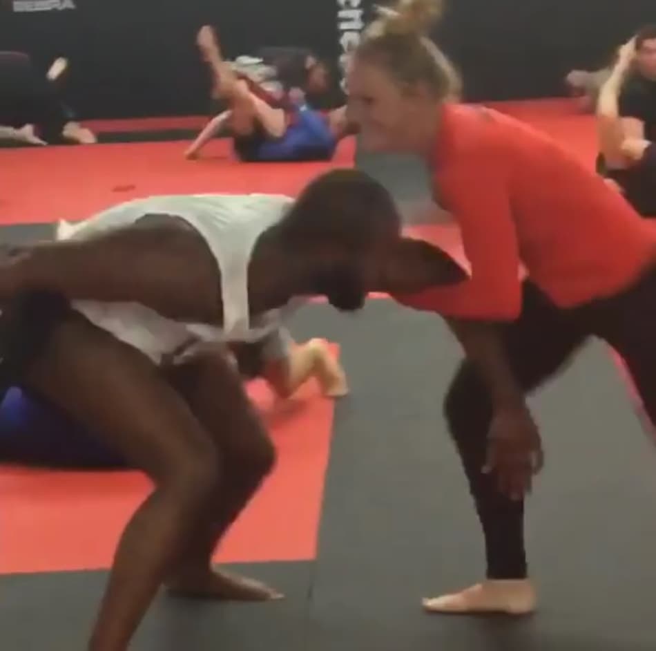 Jon Jones publica vídeo de treino de luta agarrada com Holly Holm