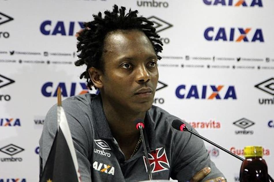 Feliz com vitória, capitão Andrezinho exalta união do elenco no Vasco