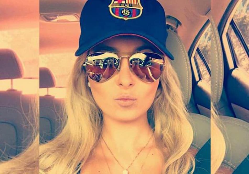 Jhenny Andrade posa com boné do Barcelona e fãs especulam relacionamento com Neymar