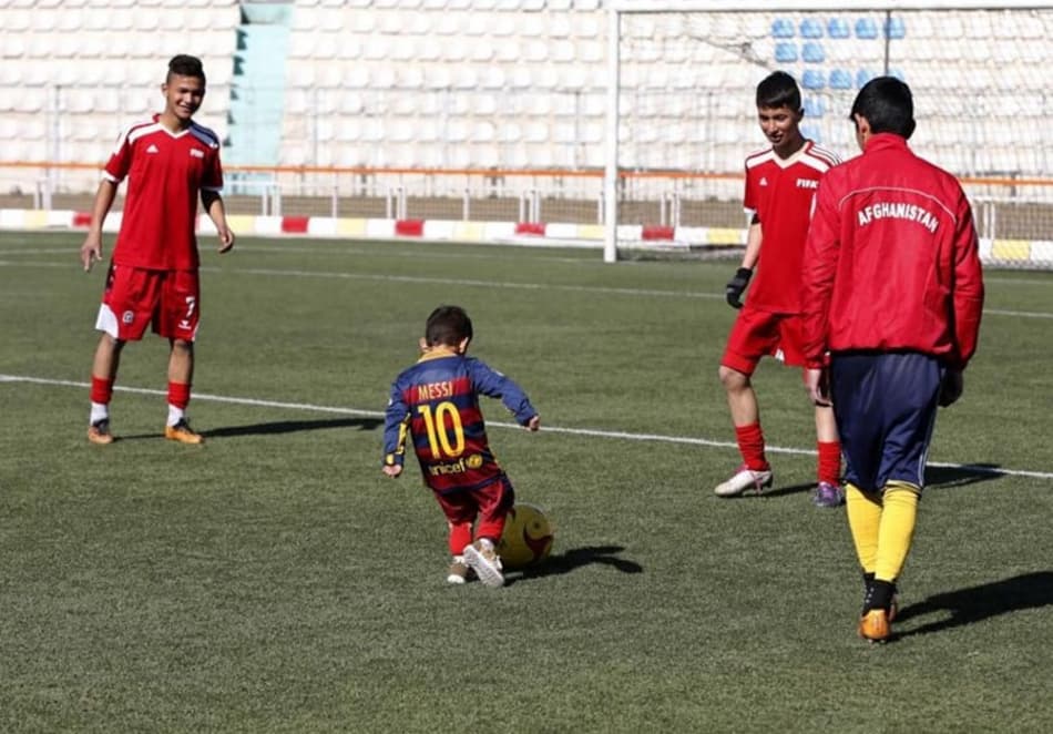 Garoto que comoveu Messi e o Barça treina com seleção juvenil afegã