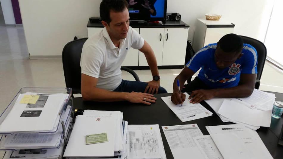 Willians assina empréstimo com o Timão e é apresentado nesta terça
