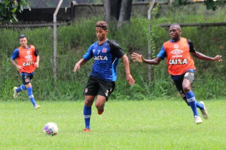 Vasco rescinde contrato de dois jogadores da base