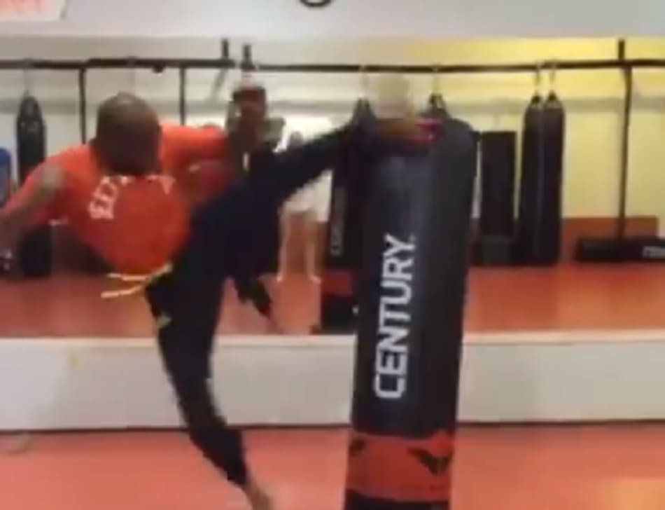 Bom professor! Jones ensina chute rodado fatal a Holly Holm. Veja!