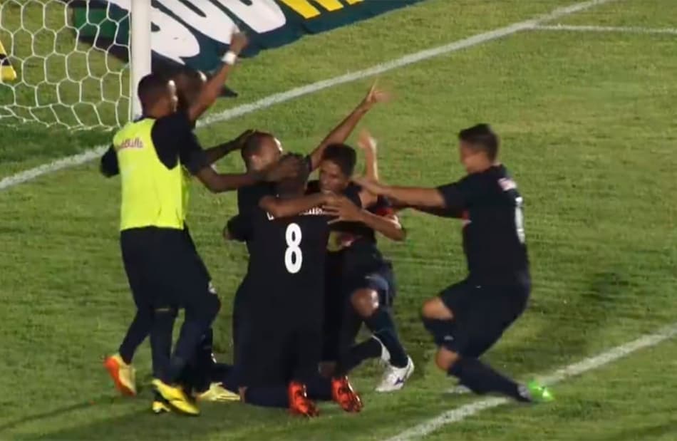 Com dois gols de Roger, Red Bull vence fora e lidera grupo no Paulistão