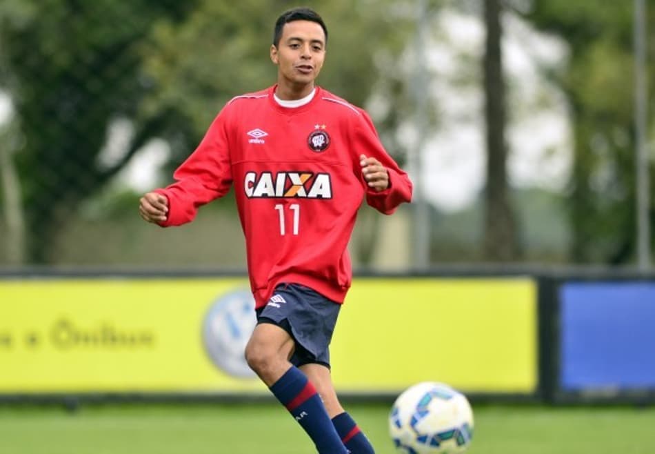 Sem vingar, Atlético-PR empresta volante Barrientos ao Colón