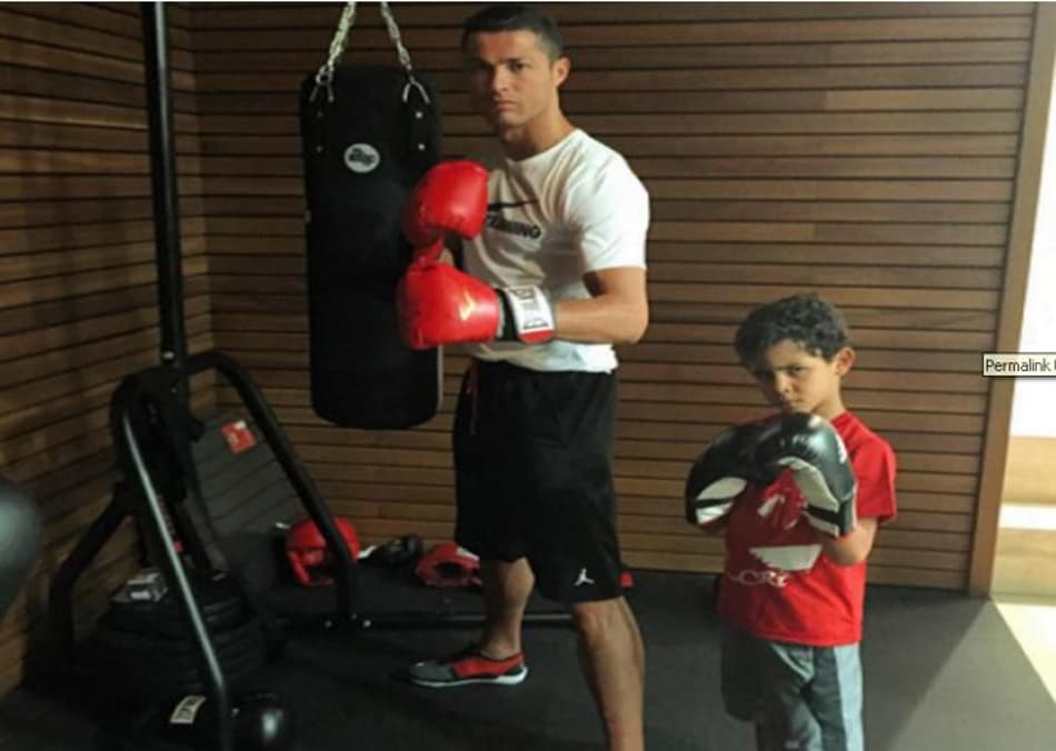 Fora de campo! Cristiano Ronaldo posa com o filho durante treino de boxe