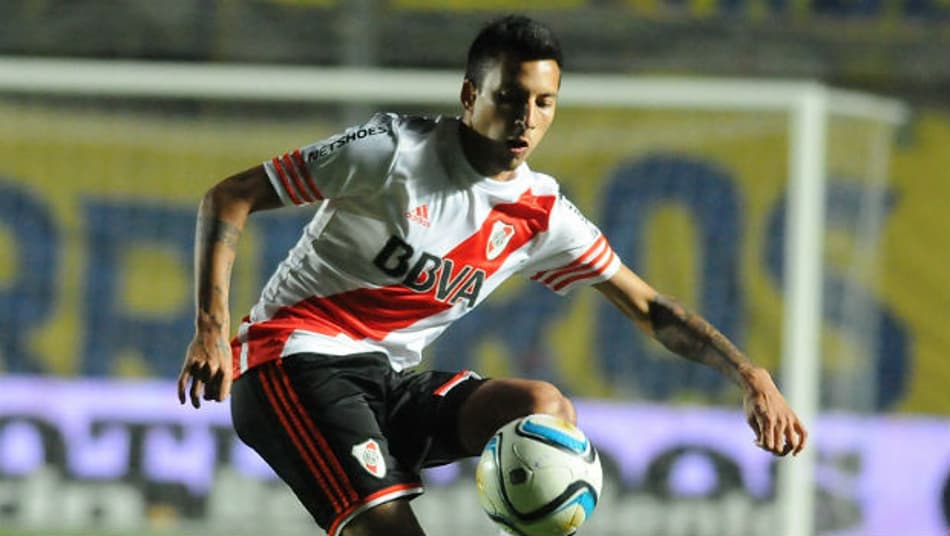 Sem espaço no Milan, lateral argentino deve seguir para o futebol português