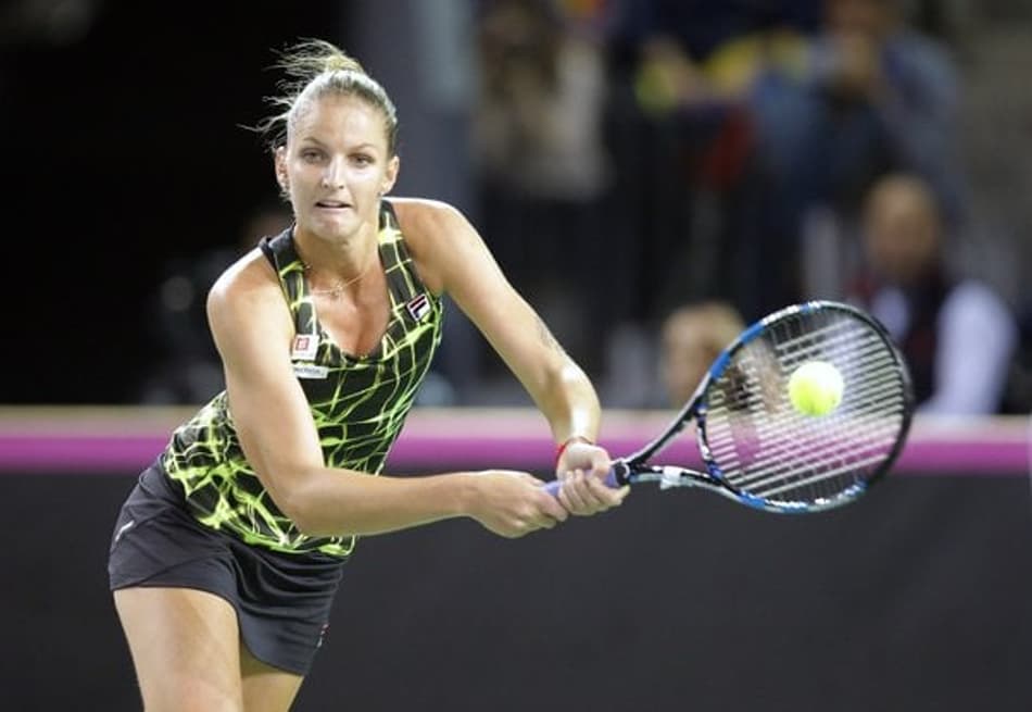Em jogaço, Halep se recupera, vence Kvitova em duelo de tops e Romênia passa à frente