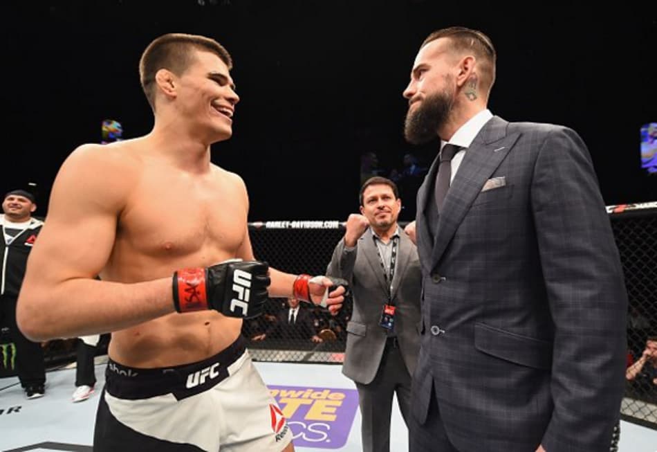 Mickey Gall encara CM Punk no octógono para oficializar luta (FOTO: Reprodução)