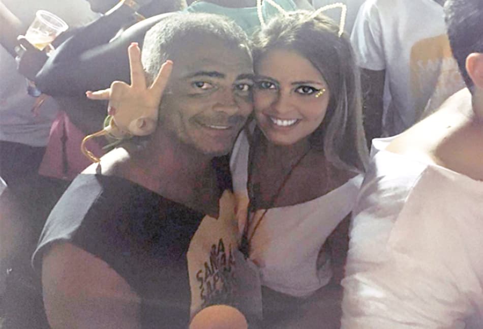 Fora de campo! Romário curte o Carnaval com a filha