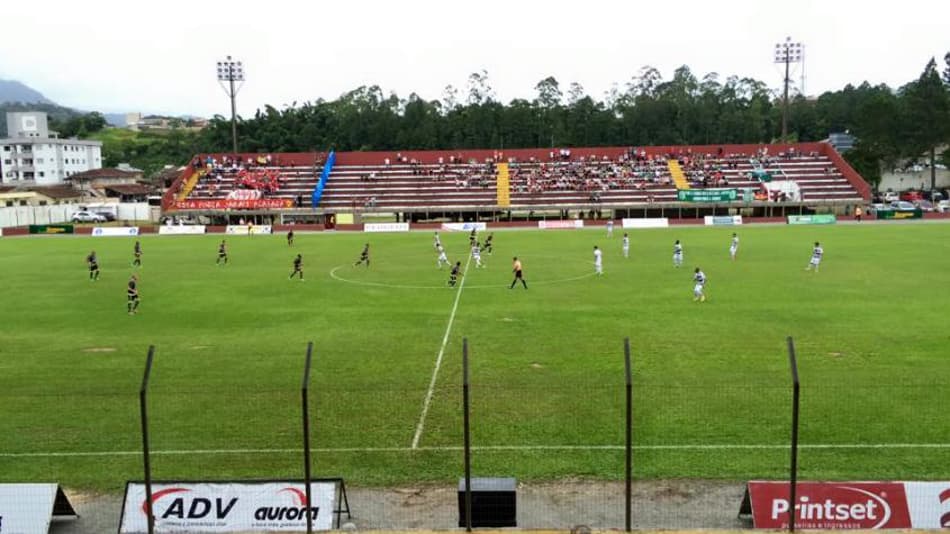Léo Moura estreia com empate no Metropolitano-SC