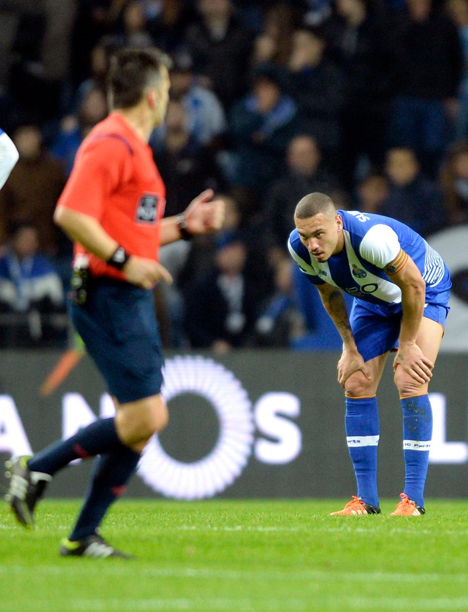 Futebol na Terrinha: Capitão do Porto, brazuca é massacrado por torcida e imprensa, e esposa ataca médicos