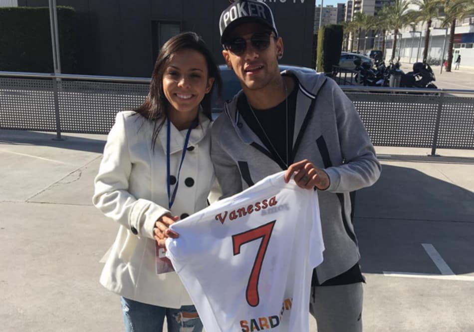 Fora de campo: Neymar encontra e elogia brasileira destaque do futsal