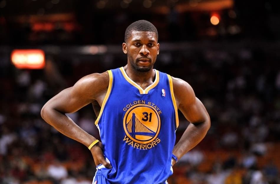 Em busca de pivôs, Los Angeles Lakers teria interesse em Festus Ezeli