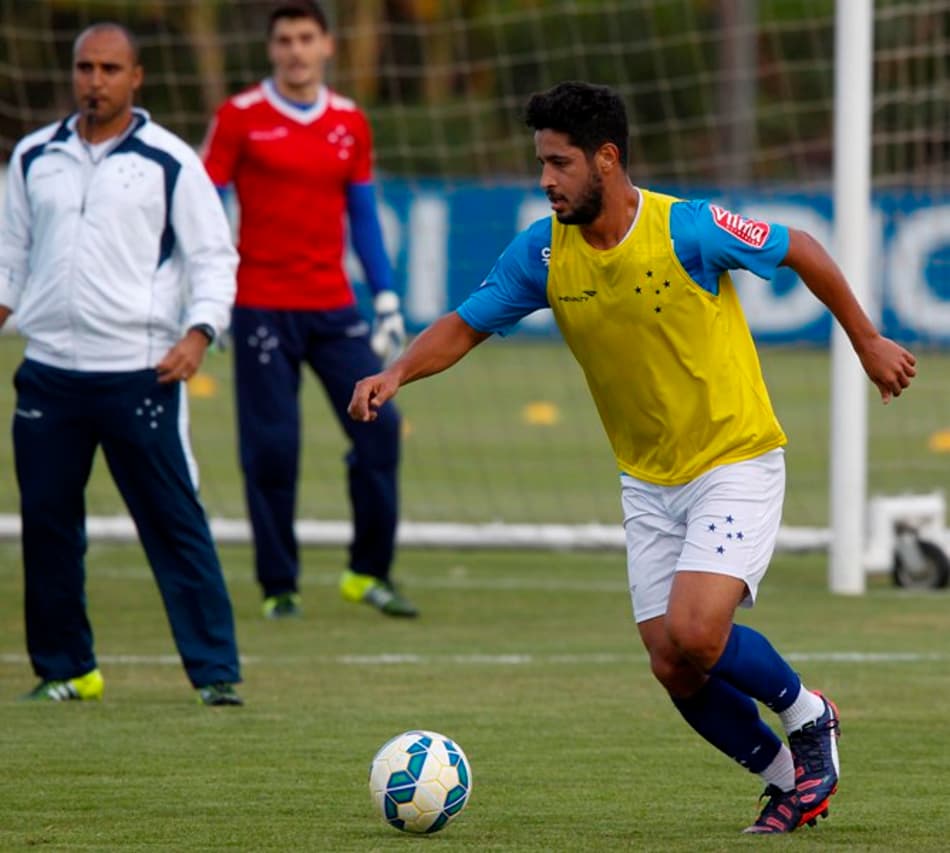 Leo volta a aquecer com bola, após longo período afastado dos gramados (Foto: Washington Alves/Light Press/ Site Oficial do Cruzeiro)