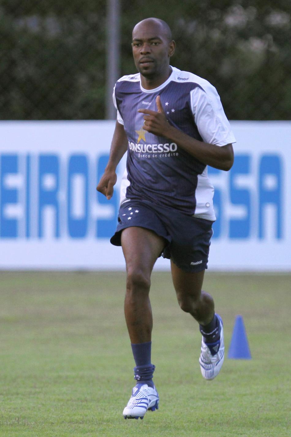 Auxiliar no Lyon, ex-zagueiro Caçapa quer ser técnico e fala de chances da equipe contra a ‘máquina’ do PSG