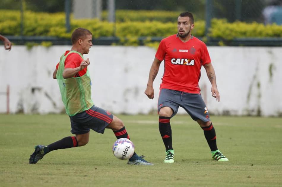 Em treino fechado e sem trio, Muricy observa Cuéllar, Gabriel e Everton