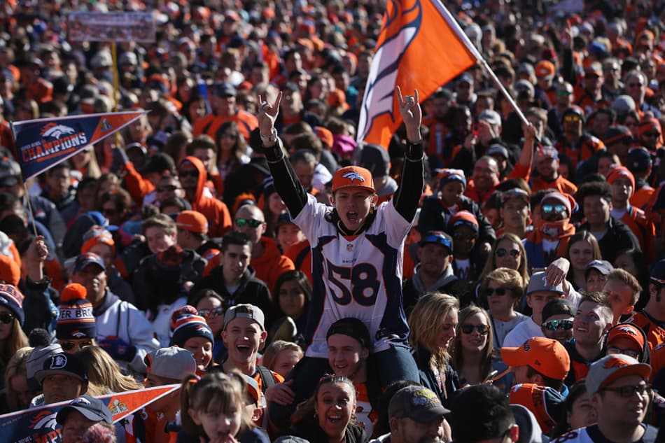 FOTOS – Após título do Super Bowl, Denver Broncos é recebido com festa na cidade