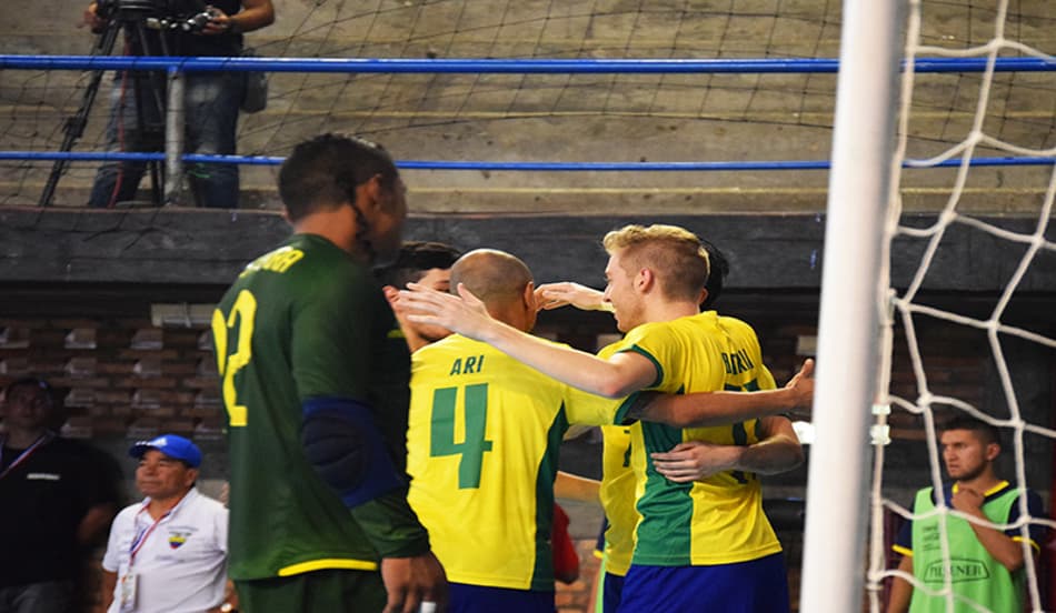 Futsal: Seleção Brasileira goleia Equador e avança às semifinais