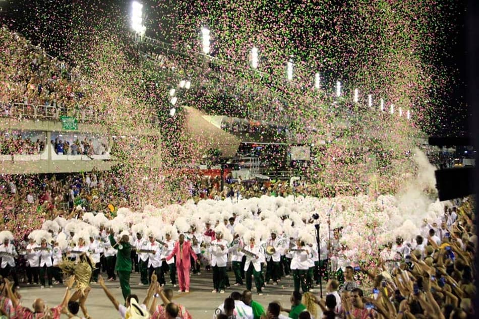 Campeã do Carnaval, Mangueira teve samba adotado por torcida de clube carioca