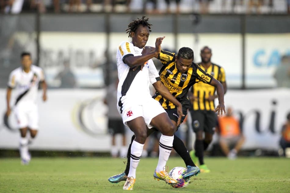 ACOMPANHE! Vasco tenta manter a liderança contra o Volta Redonda