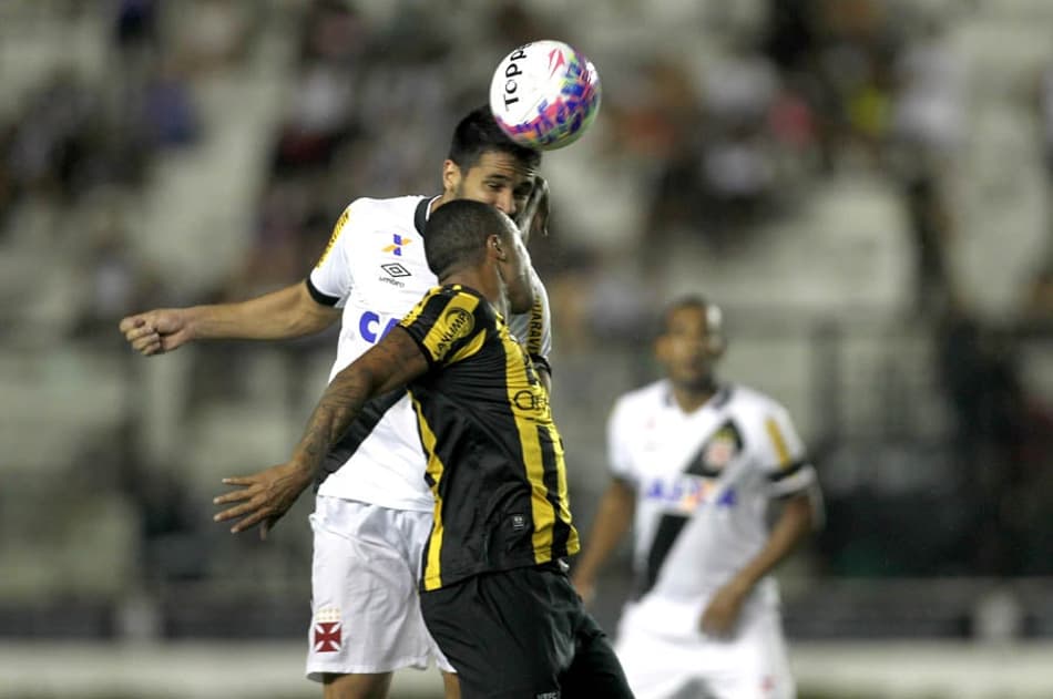 Suspenso, Luan vai desfalcar o Vasco no clássico de domingo contra o Fla