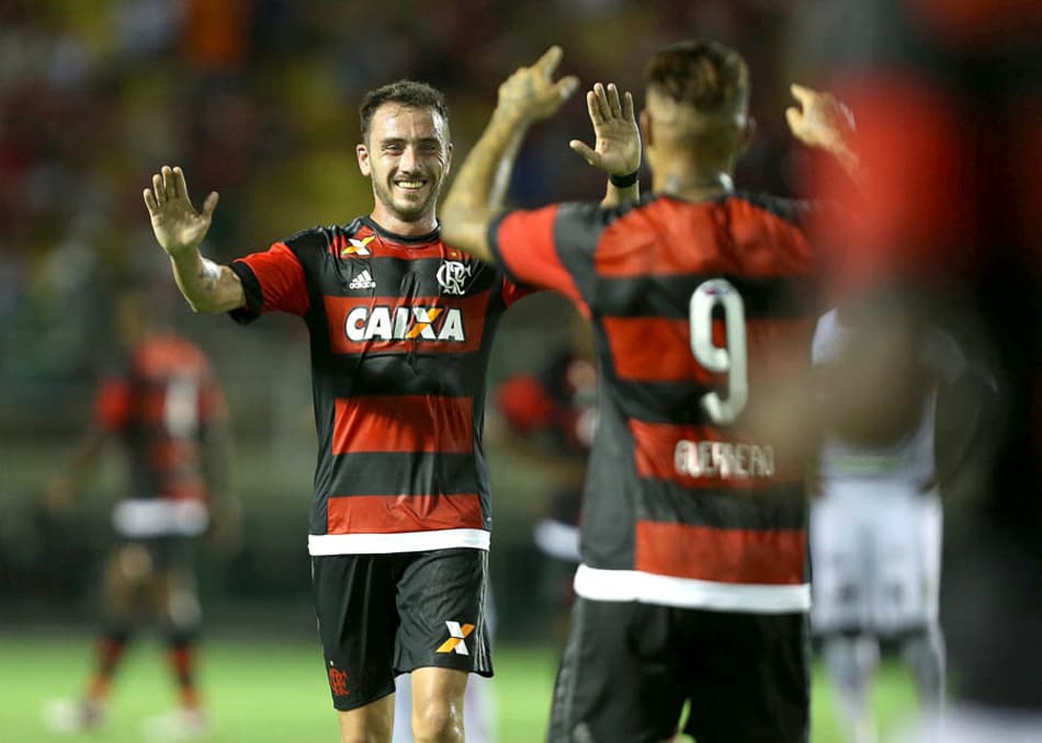 Assistência, elogios e moral a Sheik: Mancuello vai bem na estreia oficial